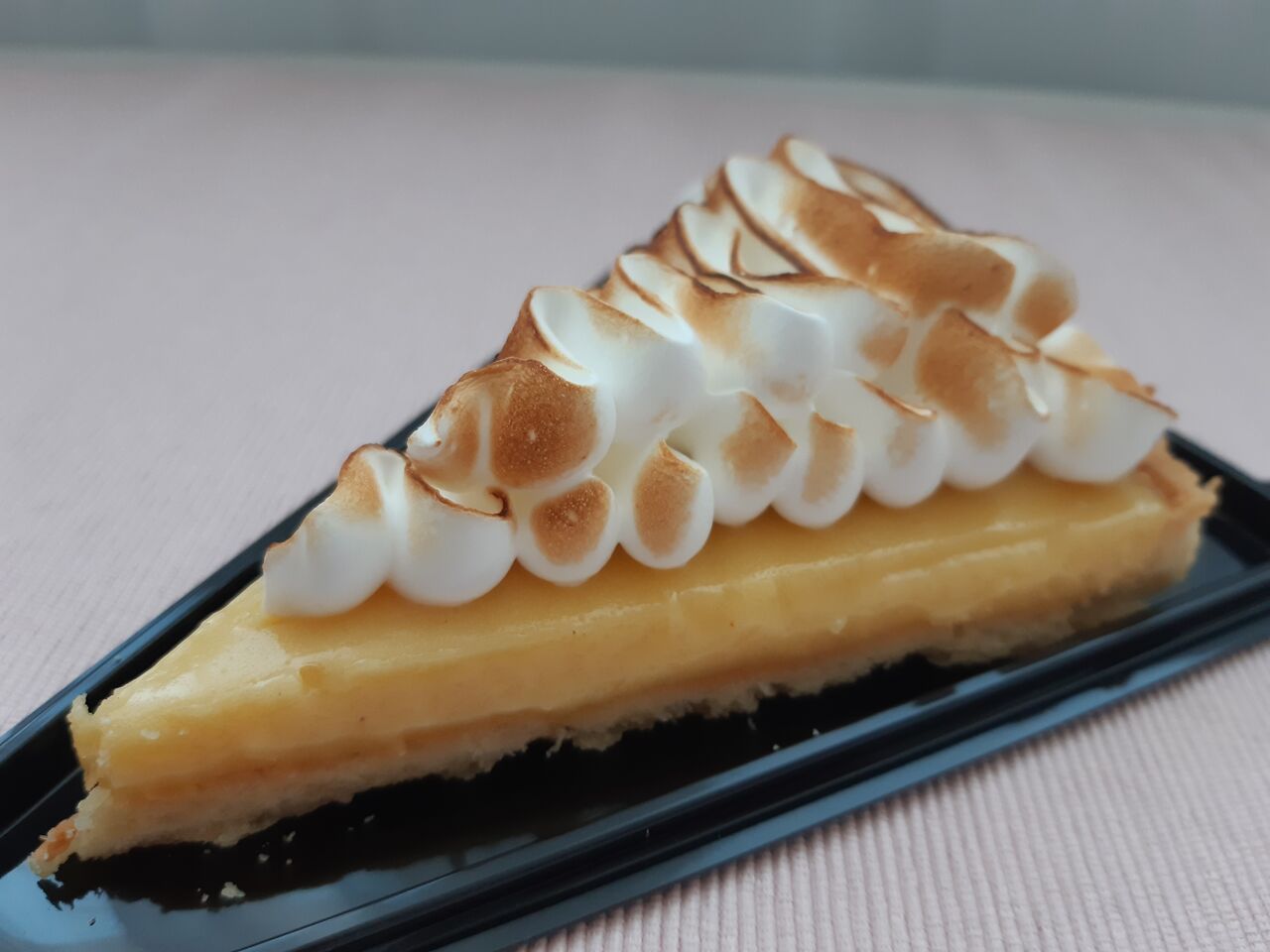 Tarte citron meringuée faite maison avec une pâte sablée pur beurre. 