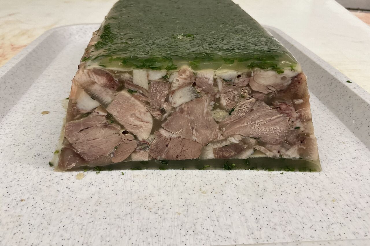 Pâte de tête persillée.