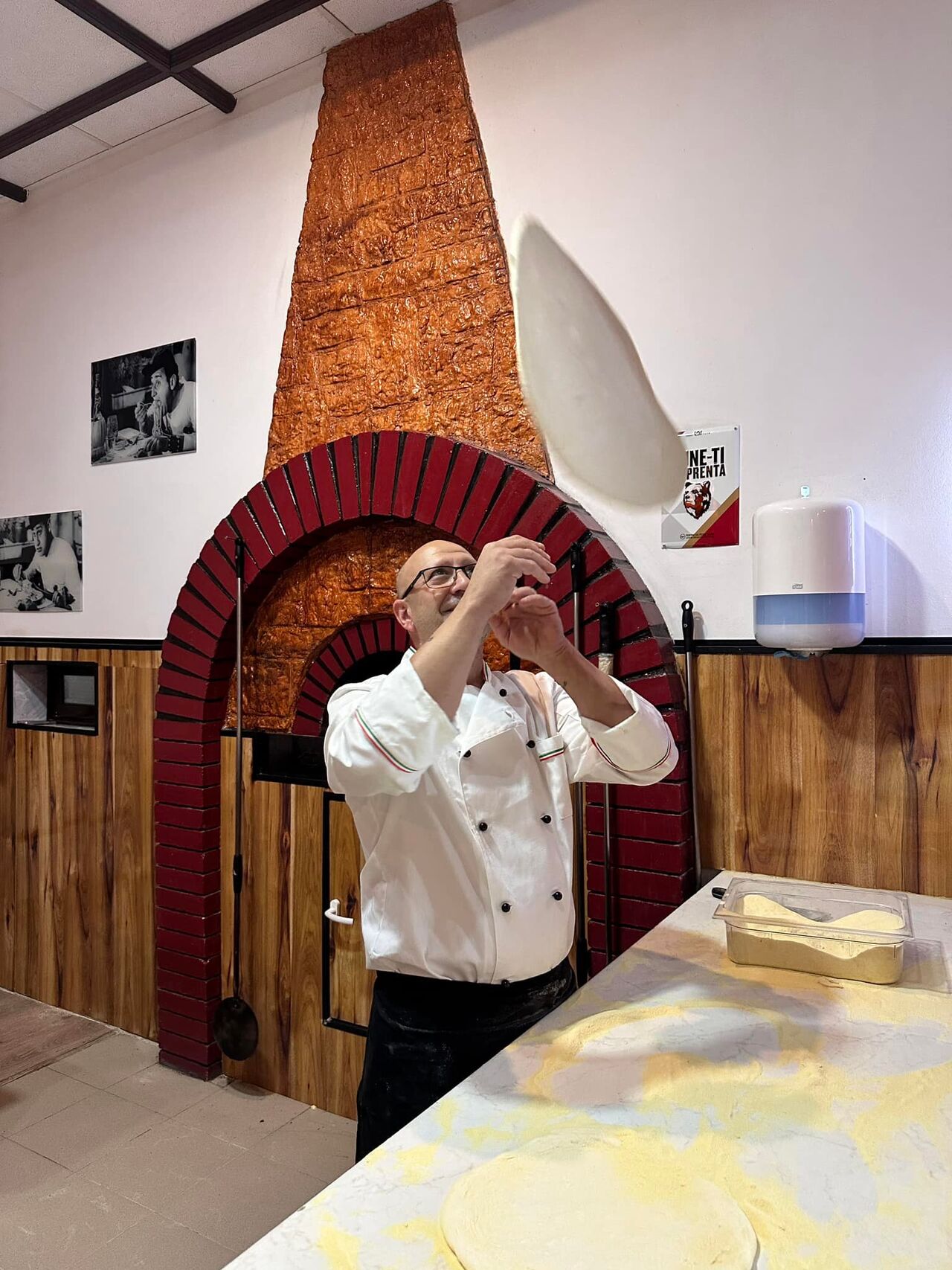 Maestrul din spatele gustului – Arta pizza autentică la Buona Terra