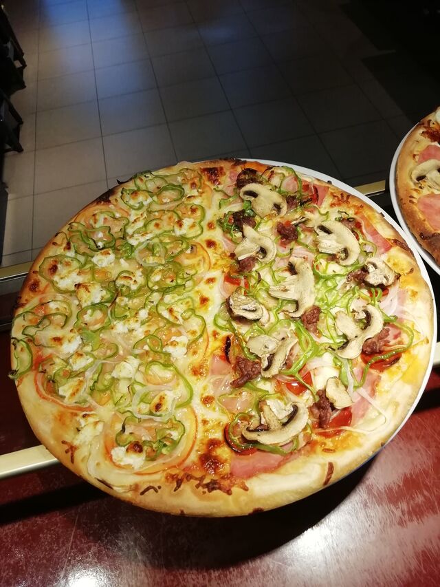 Ikurriña / Giuseppe'S
Ikurriña: Queso de cabra, tomate natural, pim. Verde y cebolla 