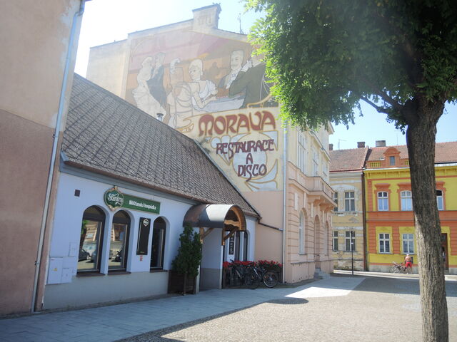 Exteríér hospůdky z náměstí