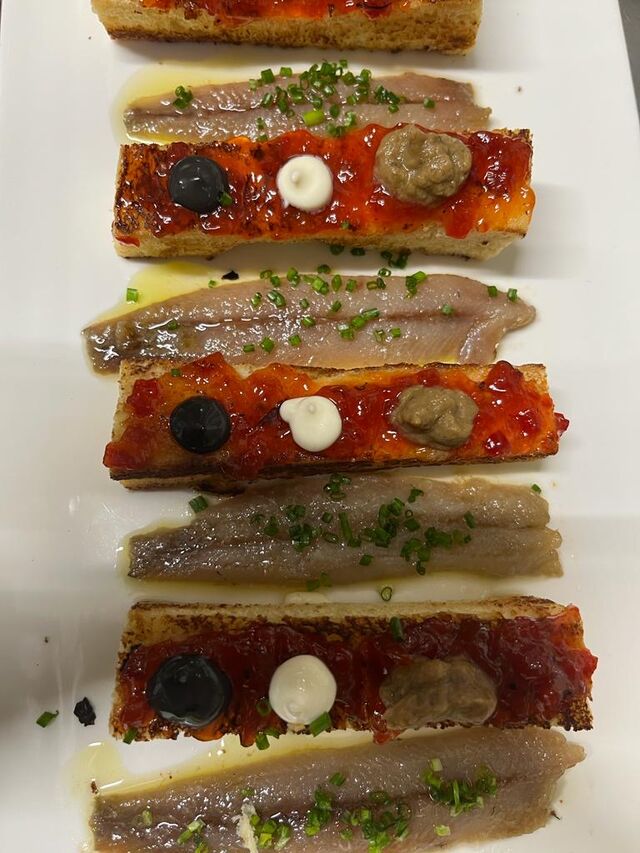 Sardina ahumada con tapenade de oliva y mermelada 