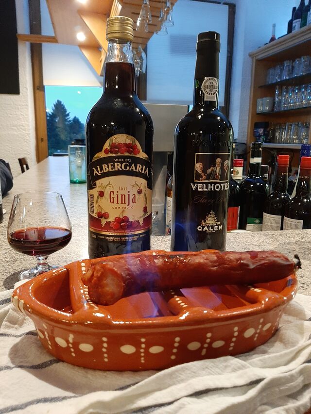 Portugiesisch Chouriza an Tisch gebraten mit Aguardente ( Portugiesisch Grappa )