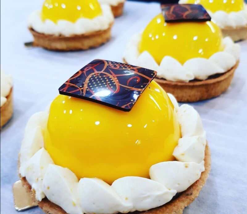 Pâte sucrée, compoté de clémentine , ganache chocolat au lait, dôme mousse mandarine, chantilly zeste de mandarine.