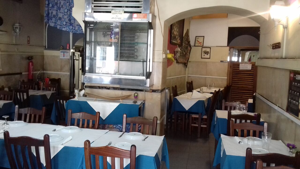 Temos uma sala de refeições para 50 pessoas