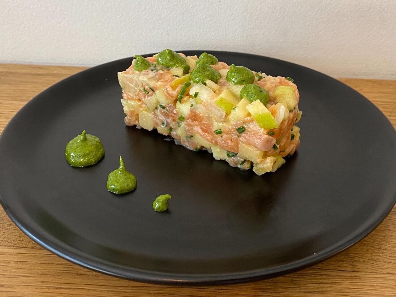 Tartare de saumon aux pommes et son pesto de roquette 