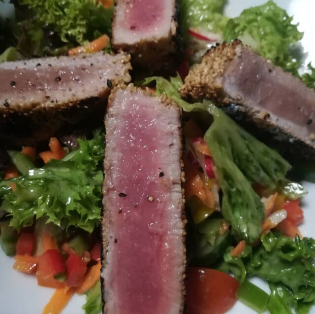 Salat mit frischem Thunfisch im Sesammantel