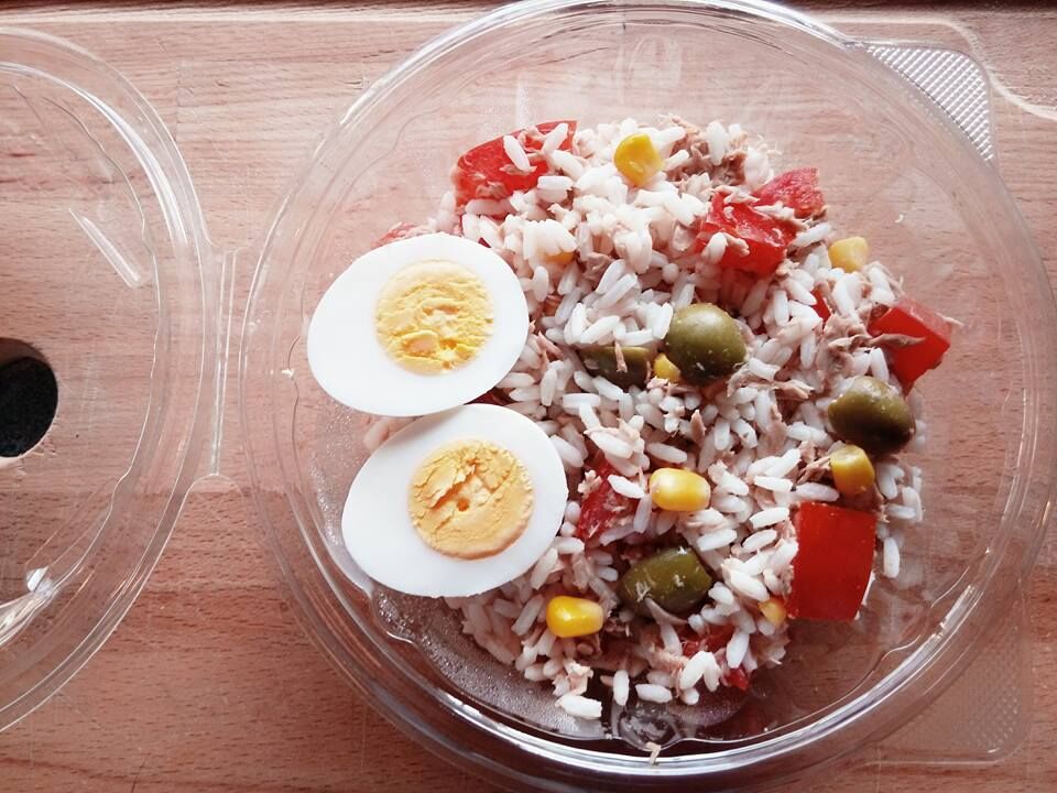 Salade de riz (riz-thon-tomates-olives-maïs-oeuf) 5,50 euros