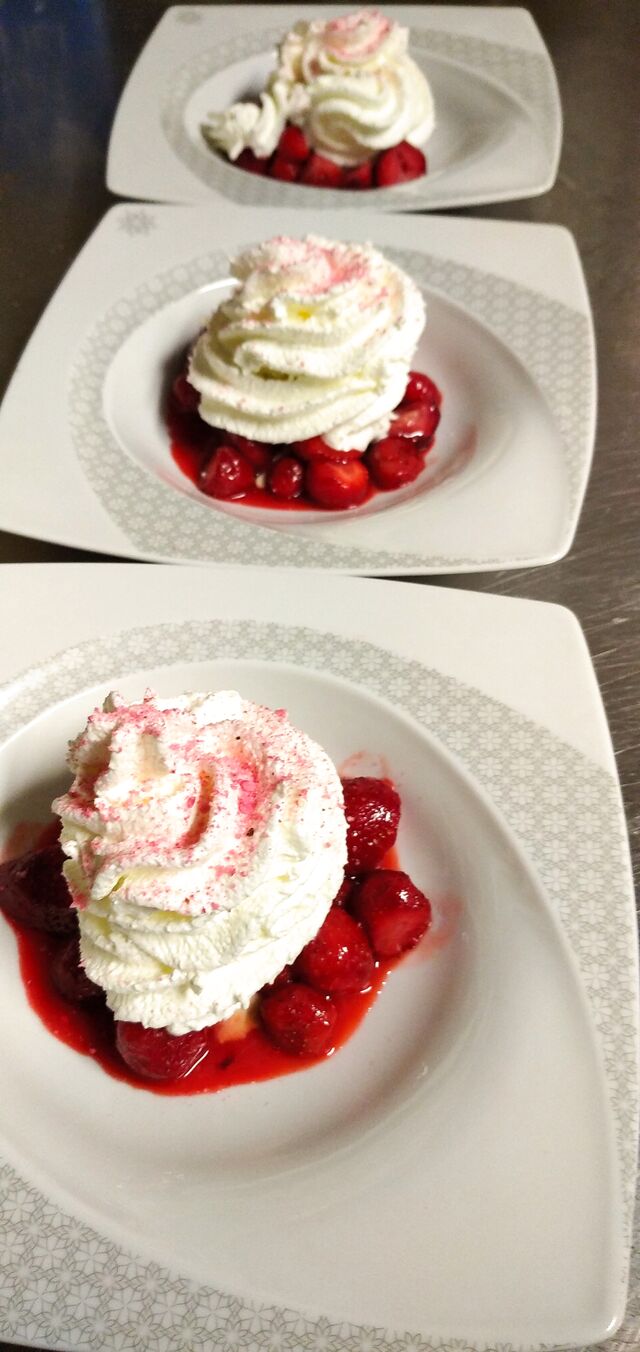 poêlée de fraises de l Aube , rafraîchie glace vanille, chantilly