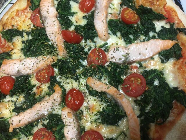 Pizza mit Lachs Spinat cherrytomaten 