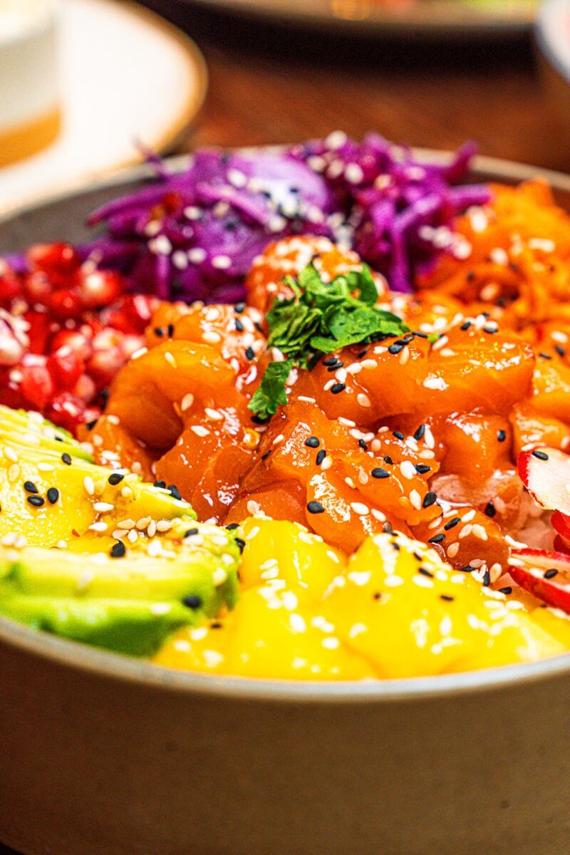 Poke bowl au saumon mariné 