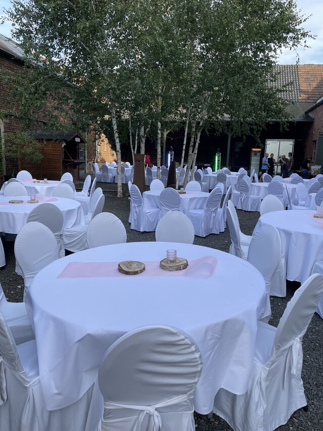 Eventvorbereitung im Innenhof
