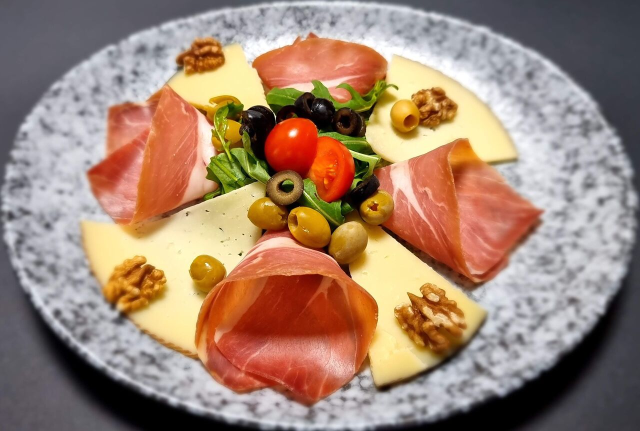 Pršut, sir i masline