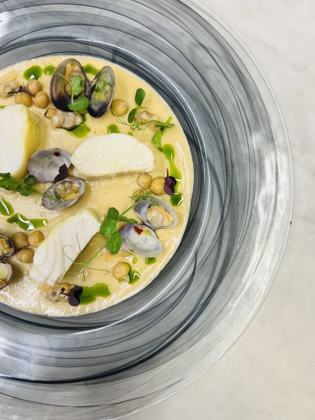 Baccalà cotto a bassa temperatura con crema di ceci, vongole e la sua riduzione