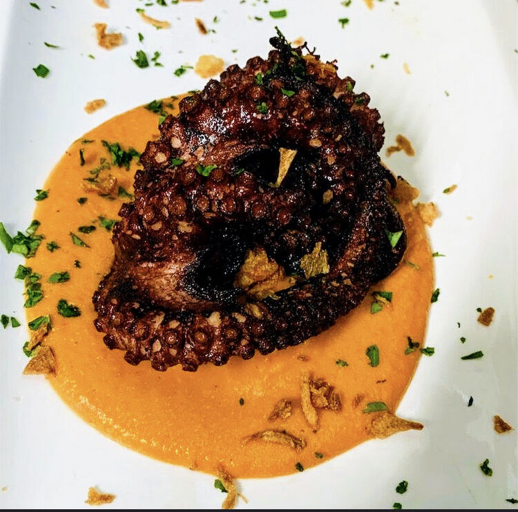 Polpo croccante su humus 