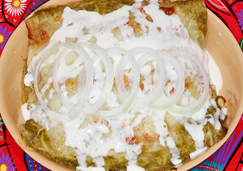 Enchiladas de pollo con salsa roja o verde