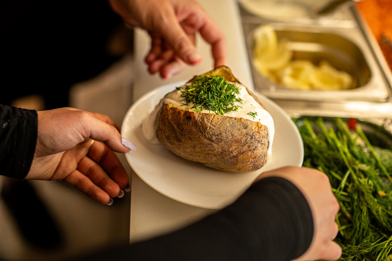 pieczony ziemniak z sosem czosnkowym