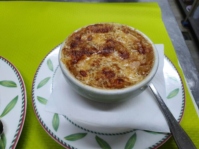 Sopa de cebolla gratinada.