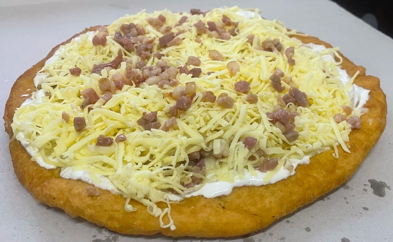 Sajtos-tejfölös-baconös lángos