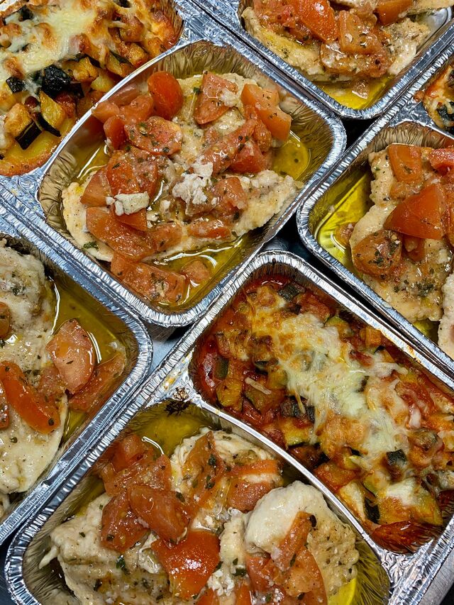 Dagmenu ( kip in de pan met verse tomaten en aardappelen met courgettes en aubergines)