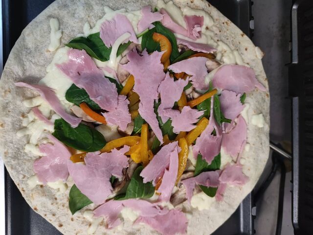 Quesadilas au jambon , champignons, épinards, mozzarella, poivrons, oignons, crème au fromage 