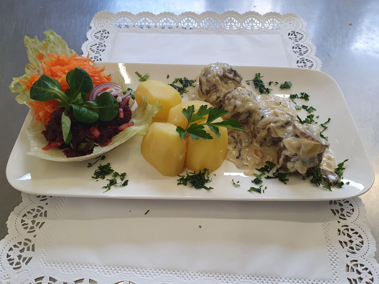 Klops in Champignion Sauce mit Kartoffeln und Salate