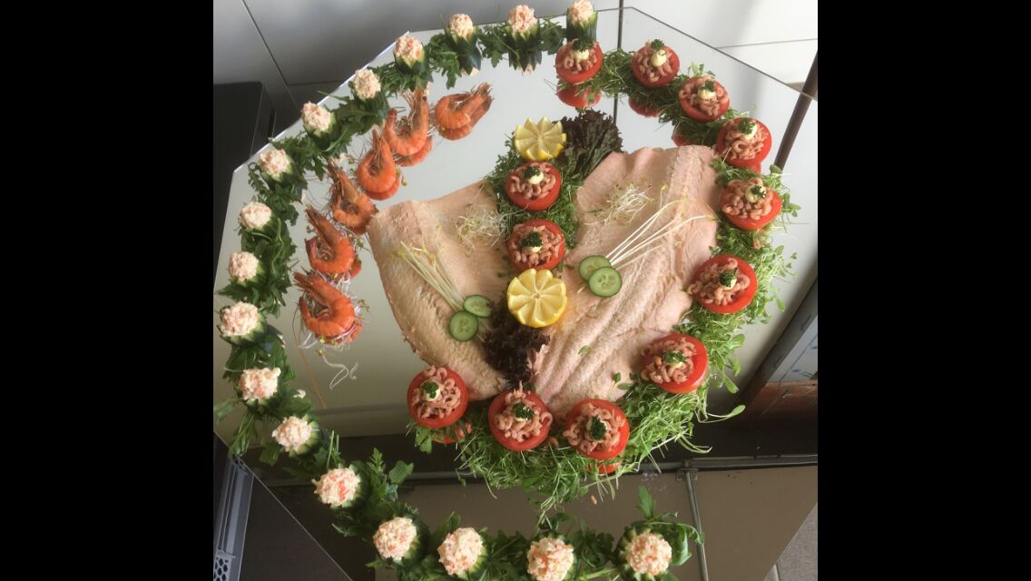 Onderdeel koud buffet/Gepocheerde zalm,tomaat met grijze garnaal en komkommer met krab