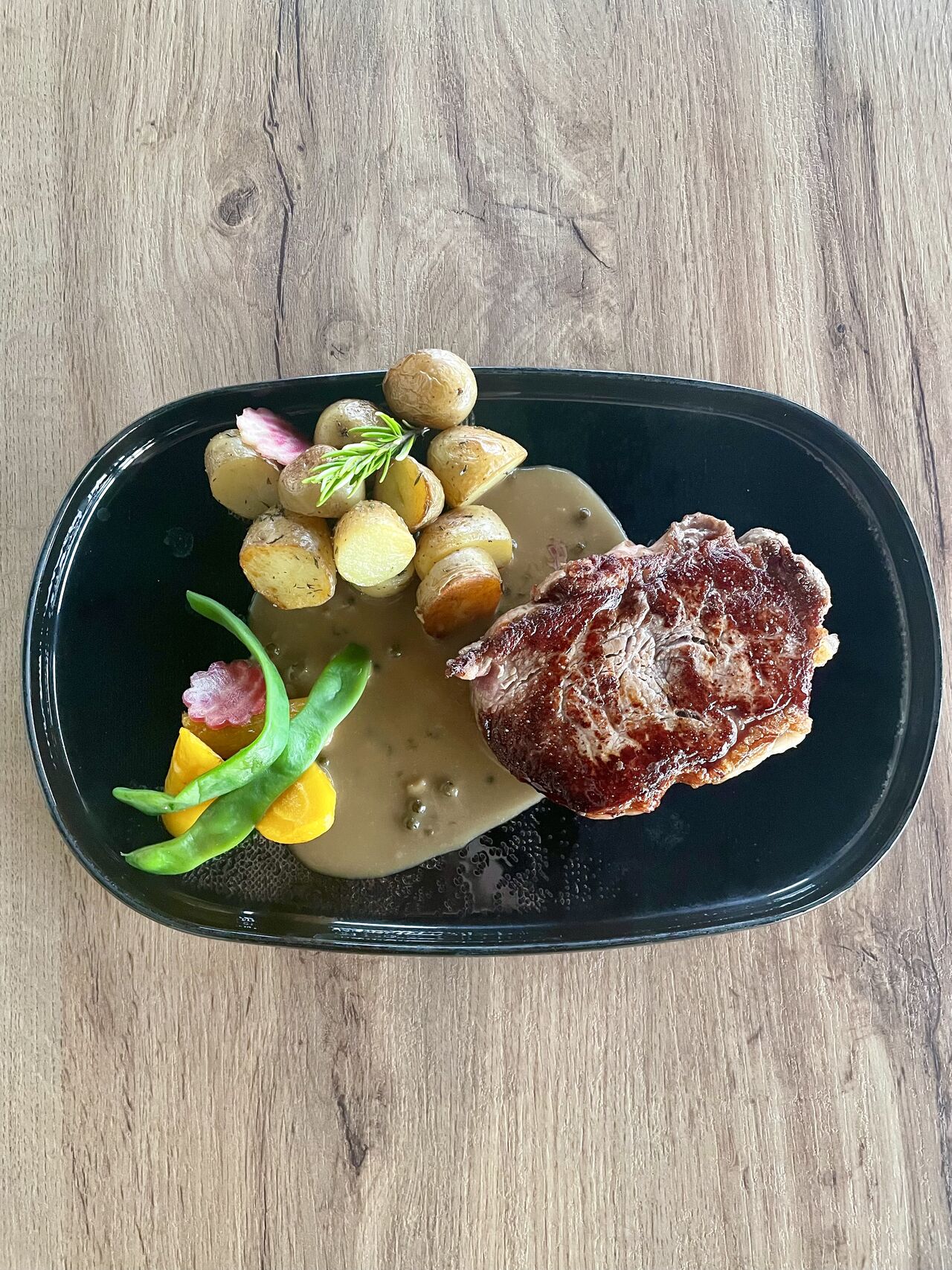 Noix d'entrecôte Angus environ 250 g, sauce poivre vert, pommes de terre grenailles