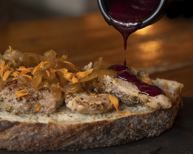 Solomillo ibérico a la mostaza antigua con crujiente de boniato y cebolla caramelizada