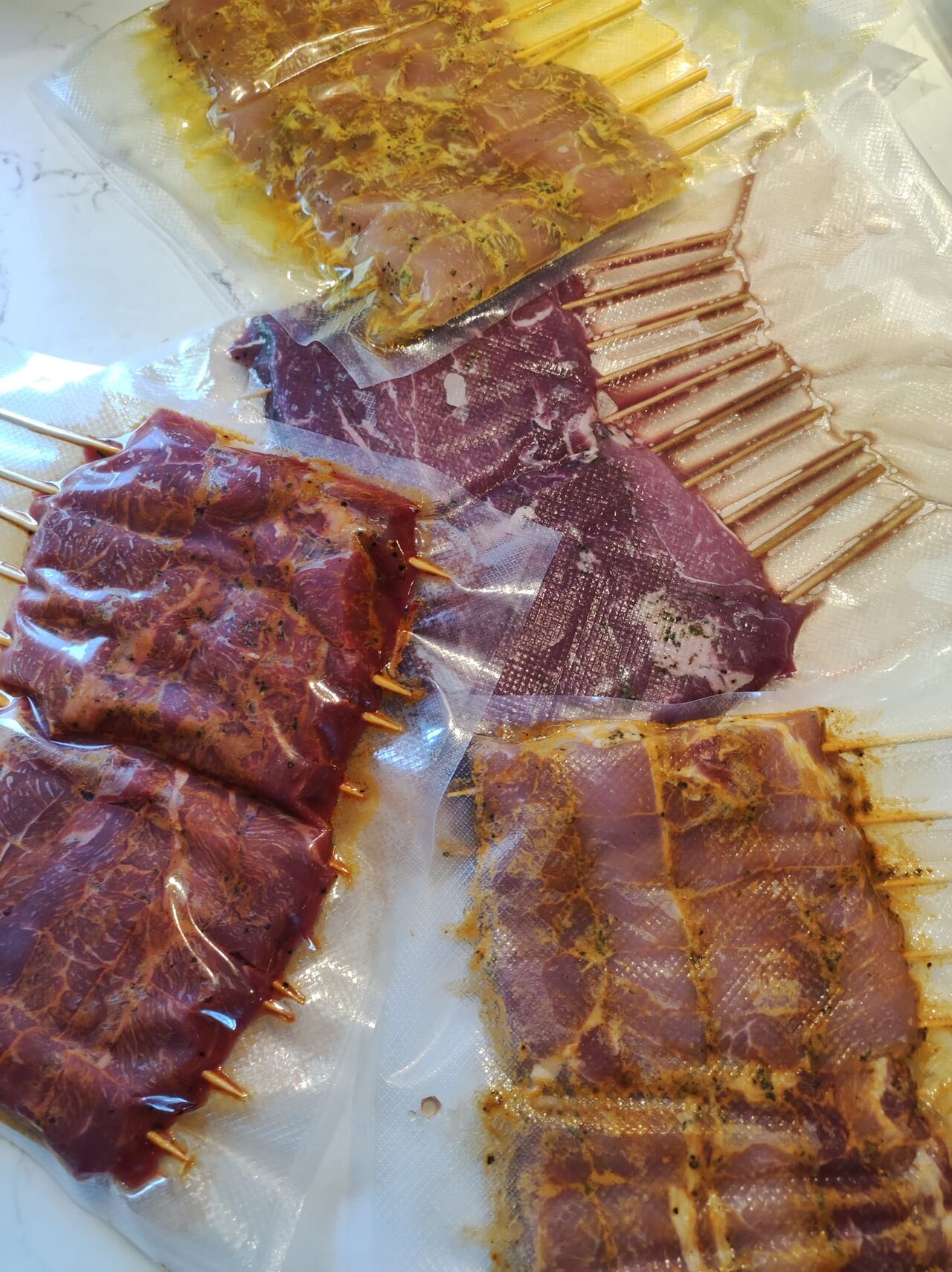 altijd te bestellen: de lekker stokjes van BikkeBas.
Kip, lams, varkens of steak.