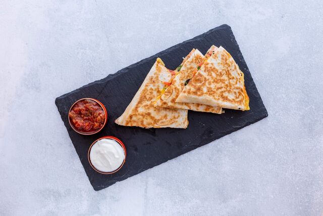 QUESADILLA
Pečena pšenična tortilla s hovězim,jalapeňos a cibulkou s nachos,smetanou a domácí salsou 