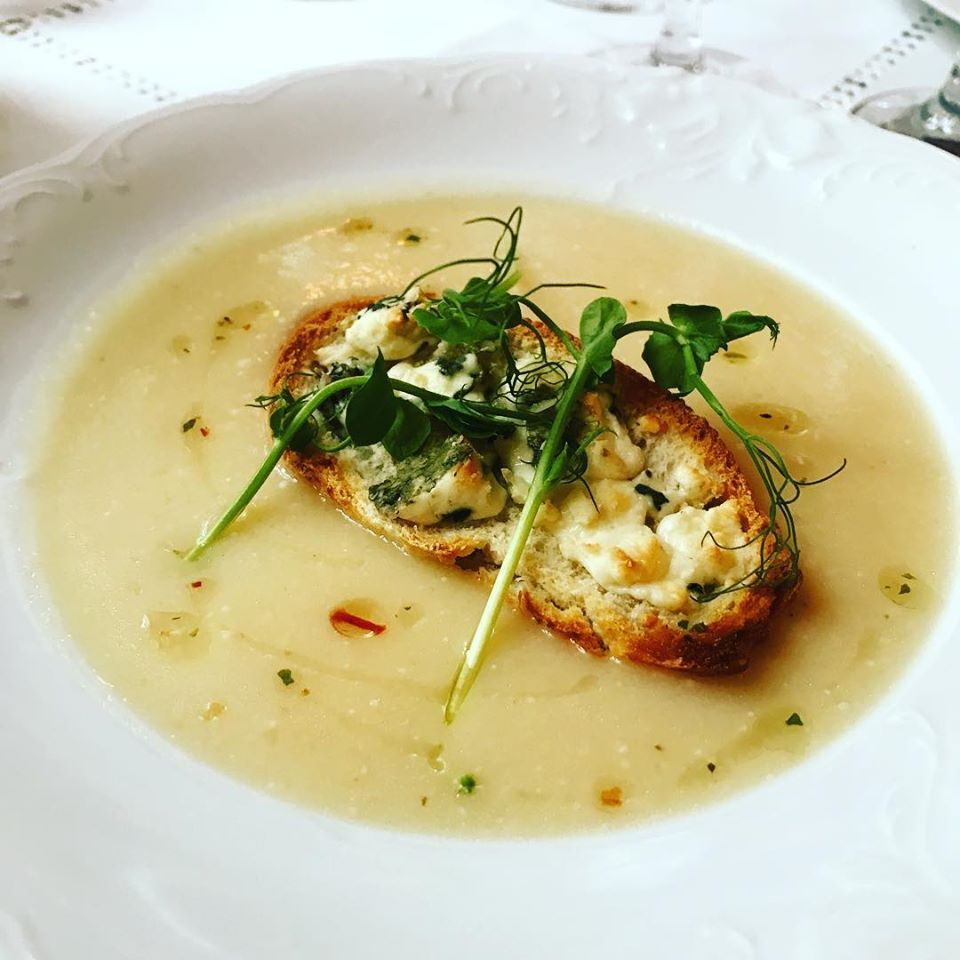 Krem z białych warzyw z ziołową oliwą i grzanką z serem pleśniowym