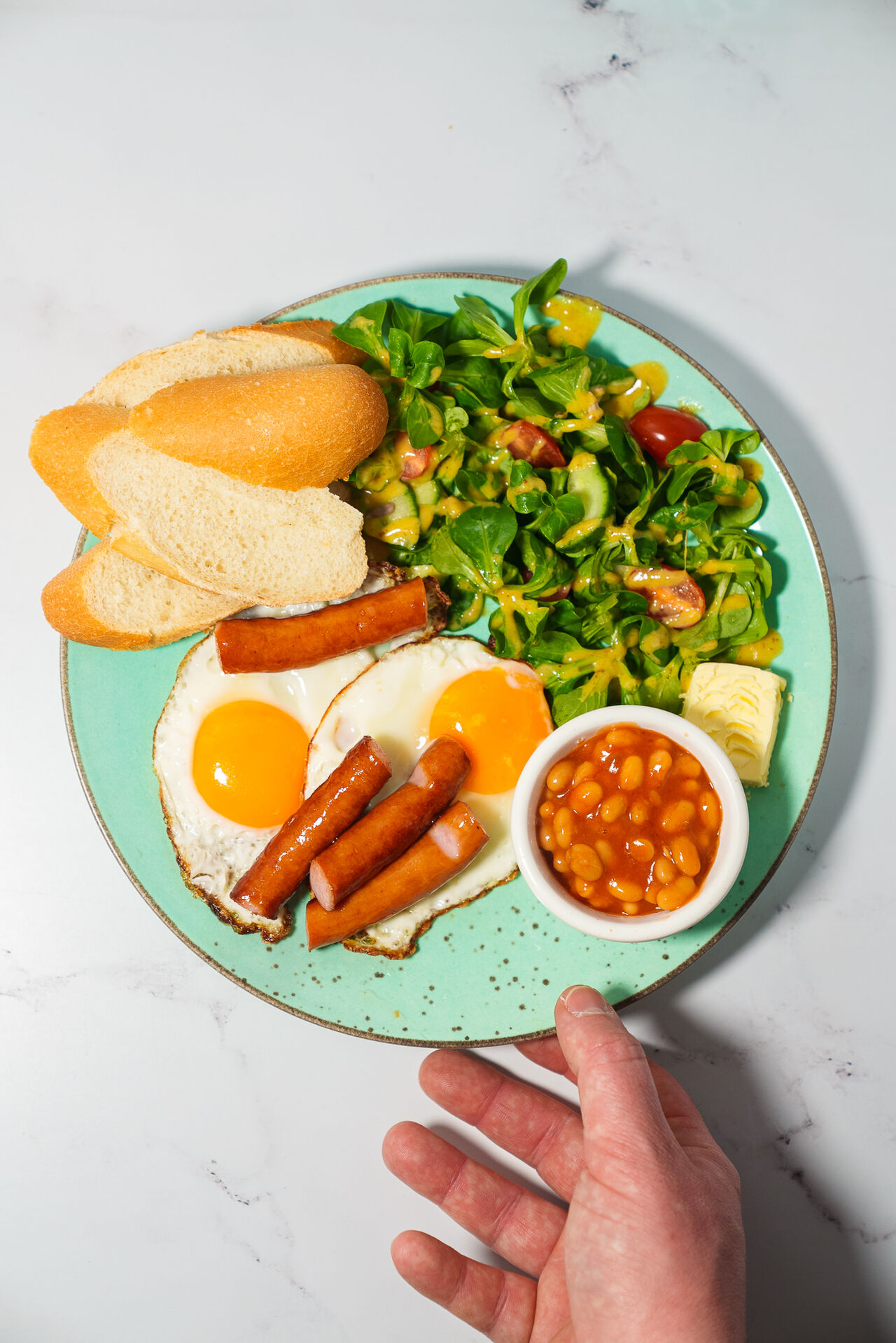 Jajka sadzone z frankfurterkami i fasola