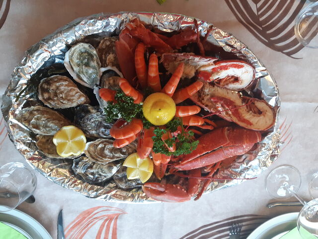 Huîtres, Homards et crevettes sur plateau. Uniquement sur commande.