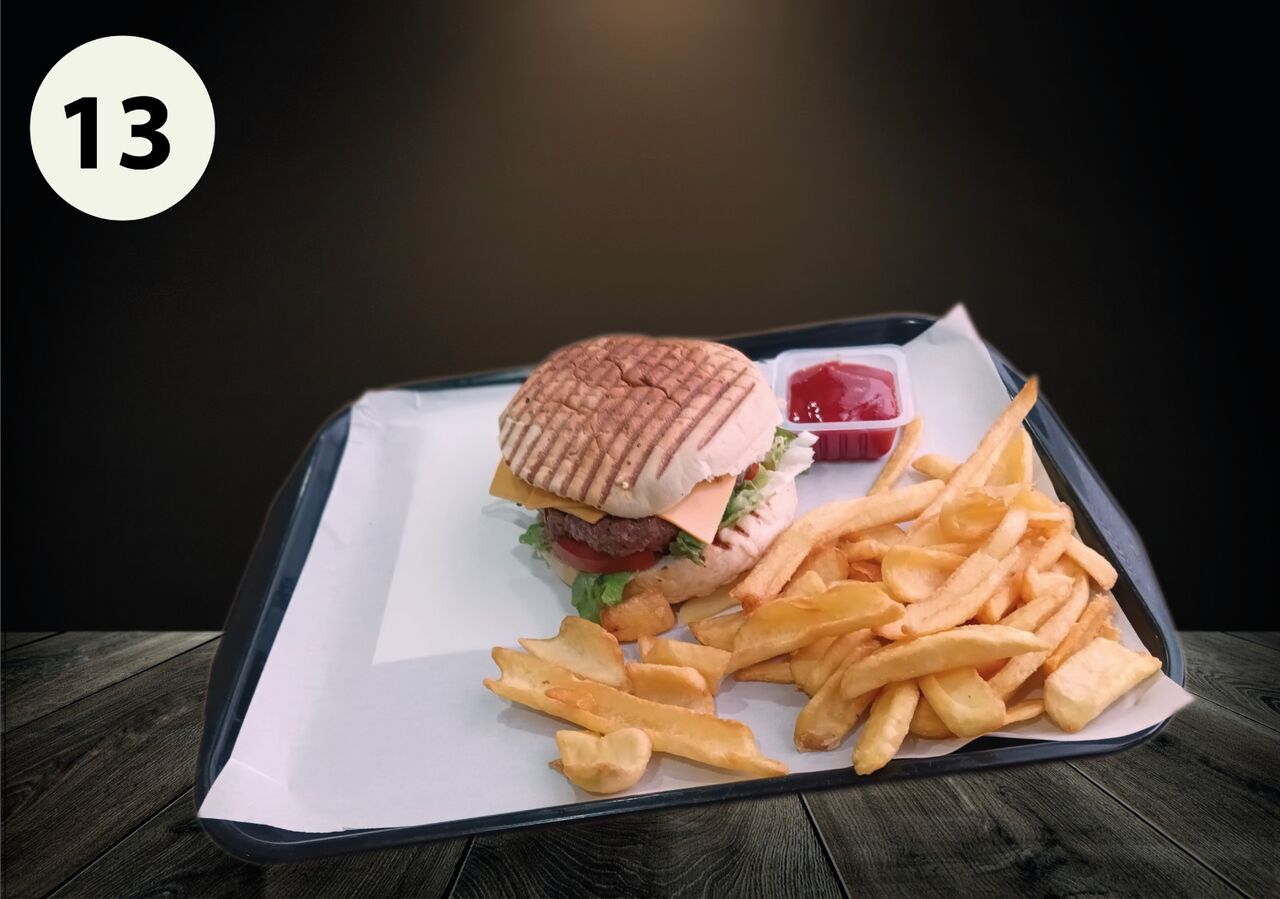 Burger
Pain Burger, steak haché, cheddar , salade, tomate, oignons, cornichons et une sauce au choix. 
