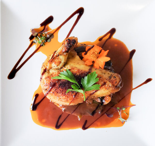 Suprême de Volaille basse température / Cocos de Paimpol à la tomate / Salicorne / Jus de viande lié 15€