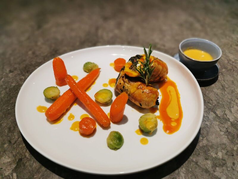 Ballotine de volaille farcie aux épinards et mozzarella accompagnés de carottes rôti, choux de Bruxelles et jus de carotte.