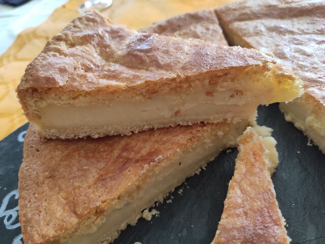 Gâteau basque à la crème 8 parts 28 €