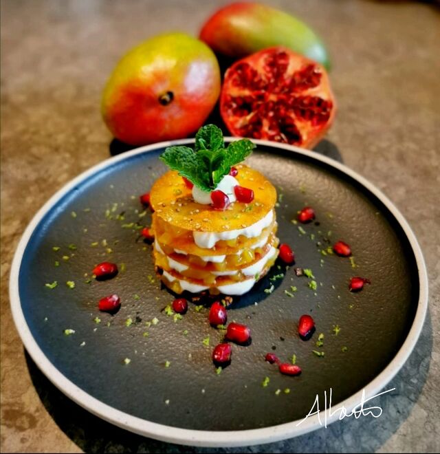 Mille-feuille mangue, grenade, thym citronnelle et chantilly.