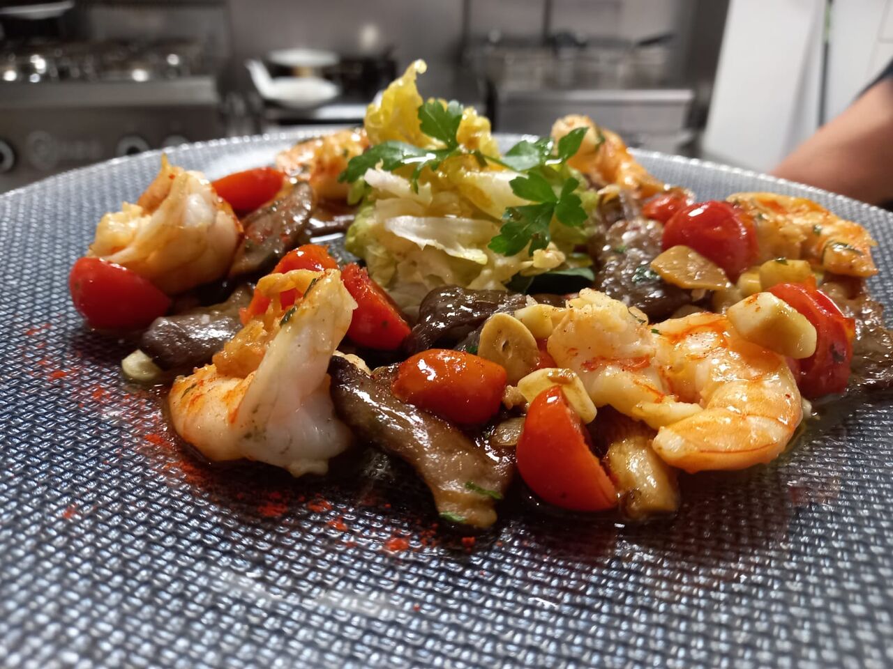 Setas a la plancha con salteado de langostinos y tomates cherry 