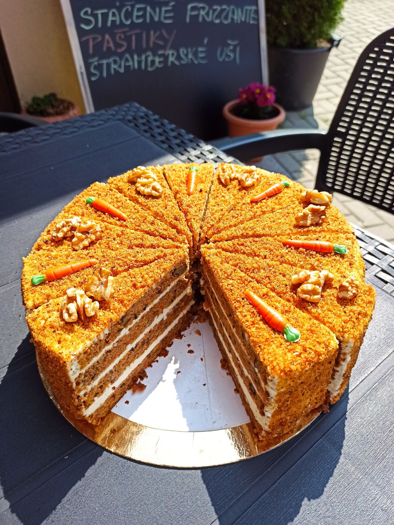 Mrkvovo-ořechový dort