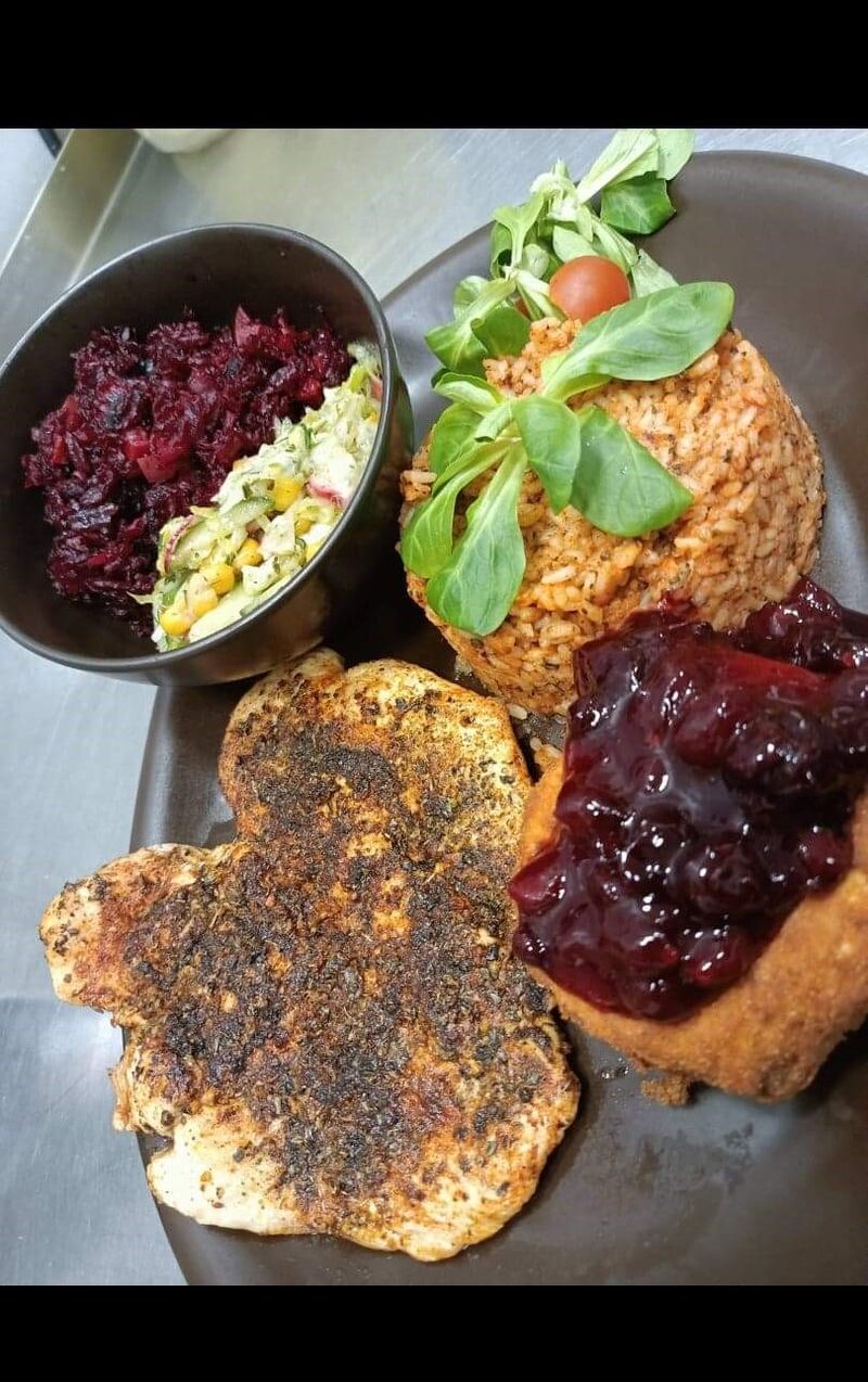 ,,GÓRALSKIE DZIECIĘ,,
...grillowana pierś z kurczaka w ziołach z panierowanym camembertem...