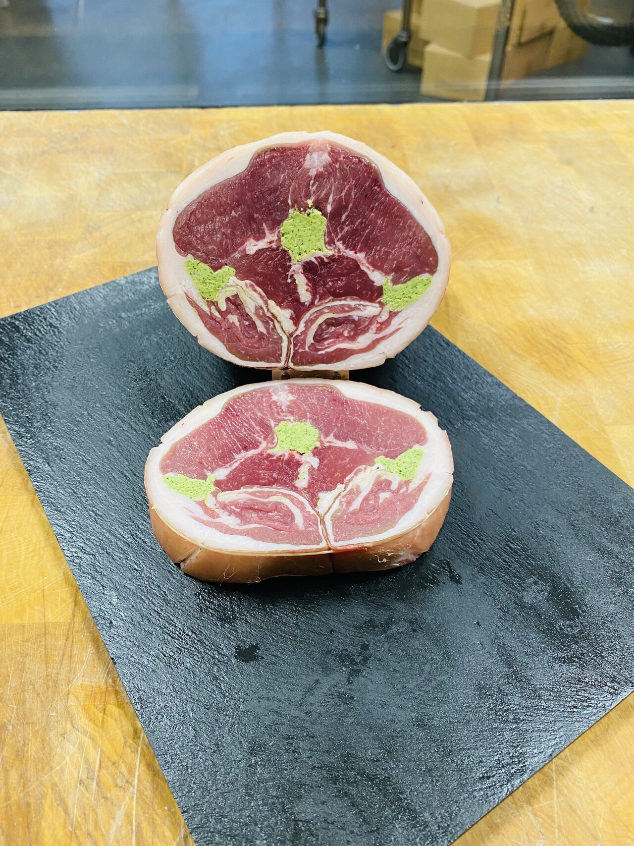 baron d'agneau désossé avec son insert beurre maitre d'hôtel 