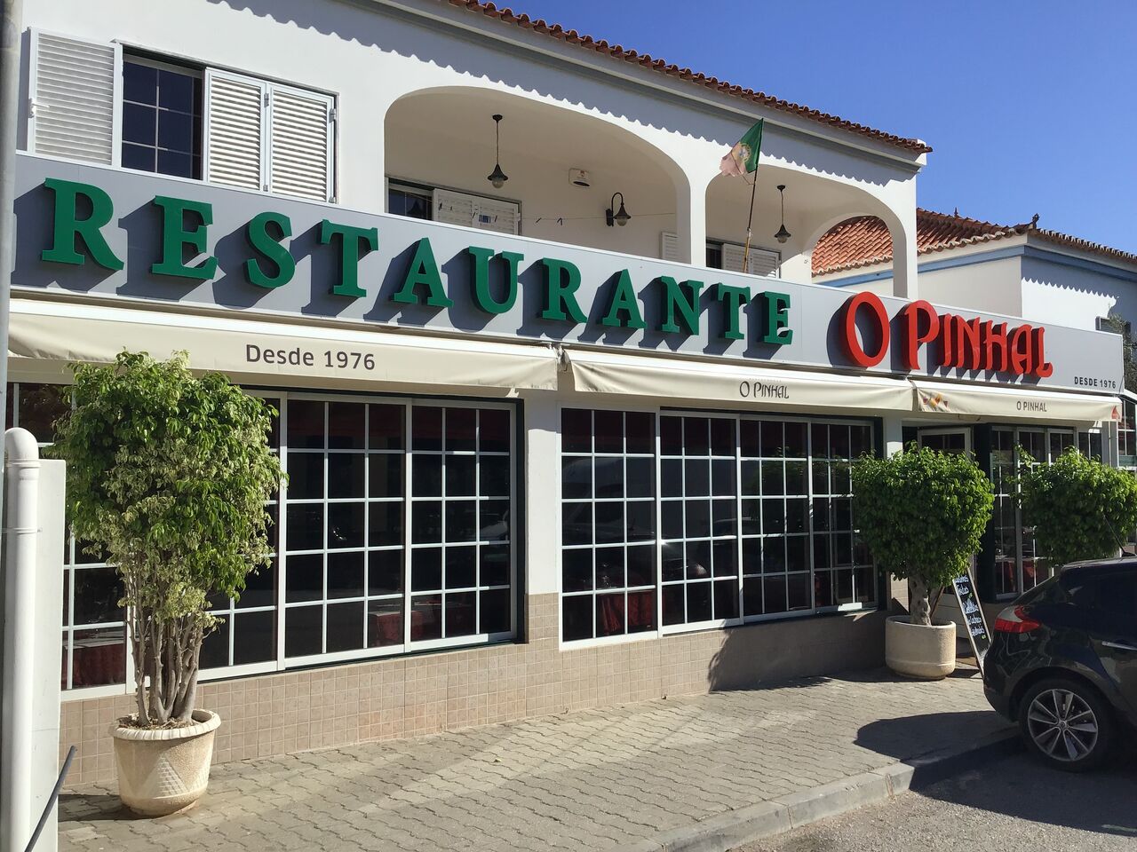 Vista de fora e estacionamento