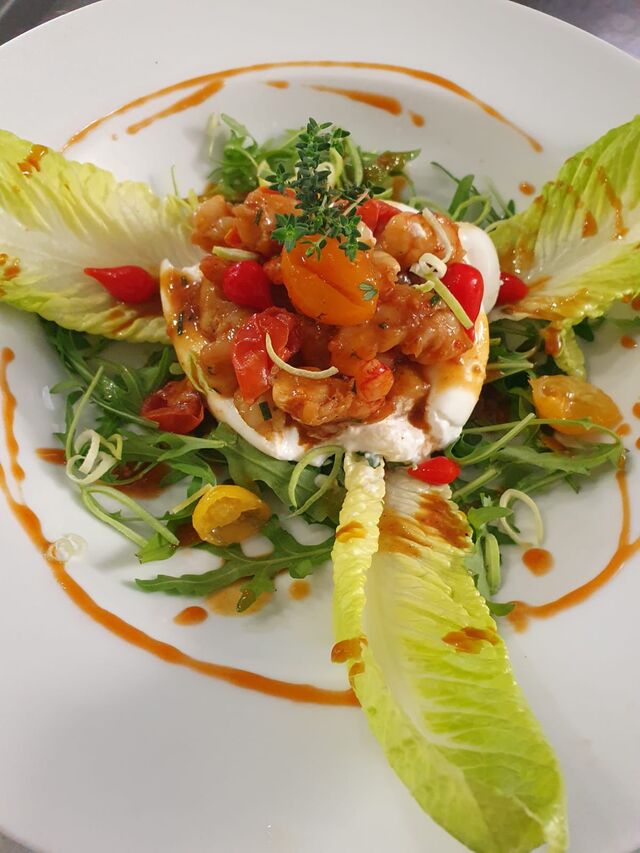 Burrata con Gambas marinadas y rúcula