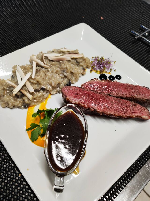 Magret de canard sauce aigre douce et risotto aux champignons de Paris frais.