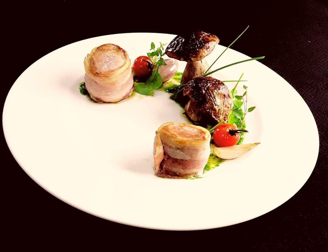 Schweinefilet im Baconmantel mit Steinpilzen und Petersiliensauce