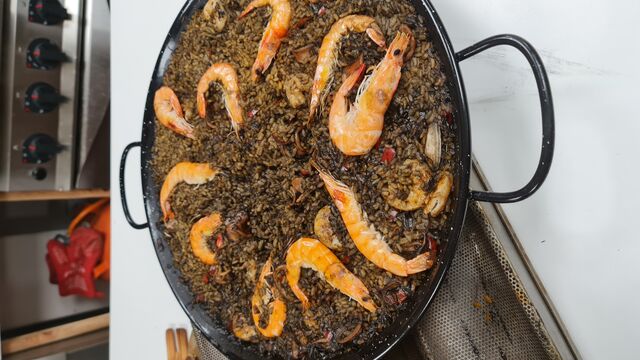 Arroz negro con gambas y chipirones