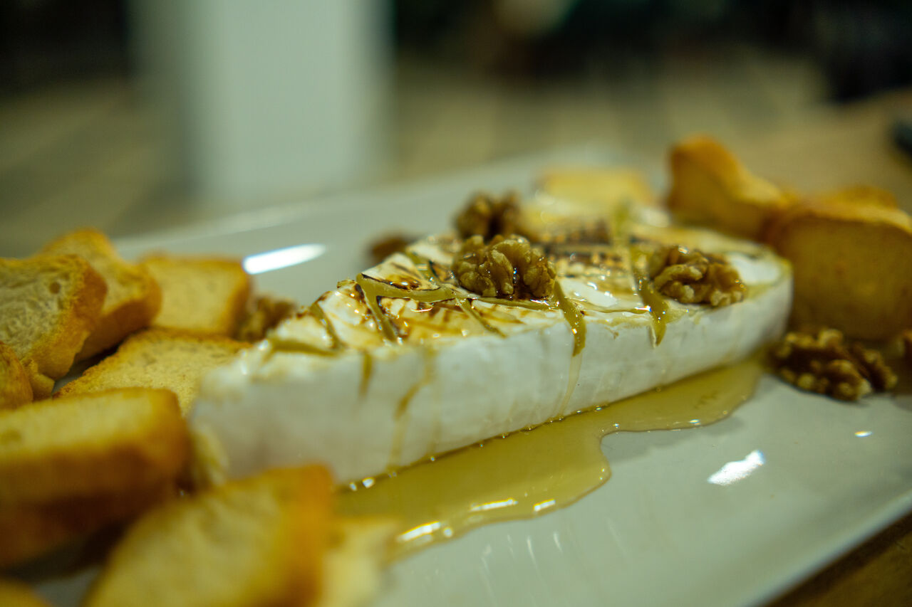 Brie braseado com mel e nozes