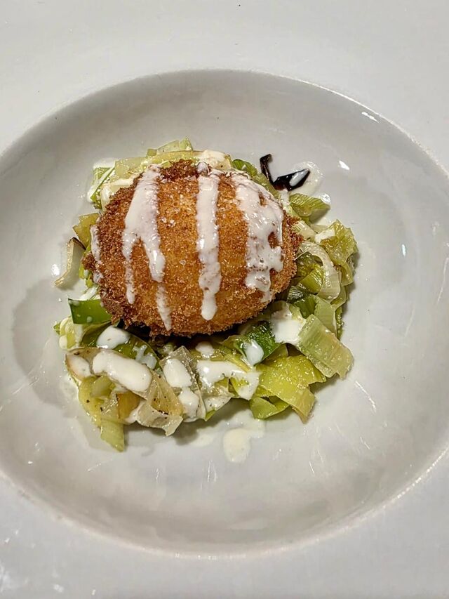 Uovo poché con porri e crema di pecorino